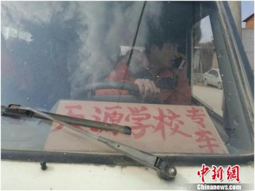 昆明一“校車”嚴重超載 核載7人竟擠33人