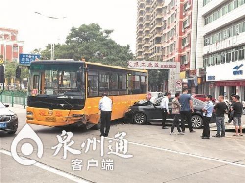 福建：泉州南環(huán)路一小車撞上校車 50多名小學(xué)生幸無恙