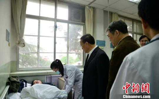蘭州大學一輛校車側翻 致2人輕傷21人輕微擦傷