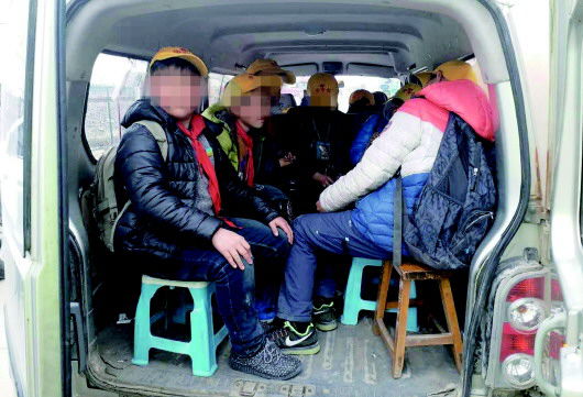 核載5人黑校車竟實(shí)載15人 車主吃萬元罰單