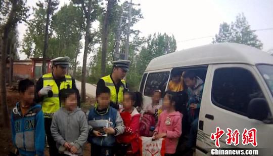 核載8人實載21人 河南鎮平一黑校車司機被刑拘