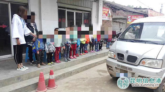 昆明交警查獲嚴(yán)重超員幼兒園“校車(chē)” 核載7人塞進(jìn)14人