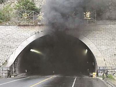威海校車事故 雨天路滑事故導(dǎo)致與垃圾運(yùn)輸車發(fā)生碰撞起火