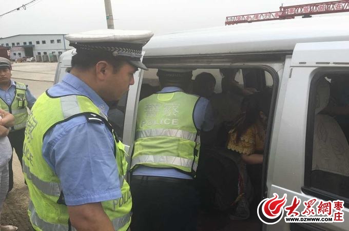 山東棗莊女司機開黑校車上路 核載8人竟塞20人