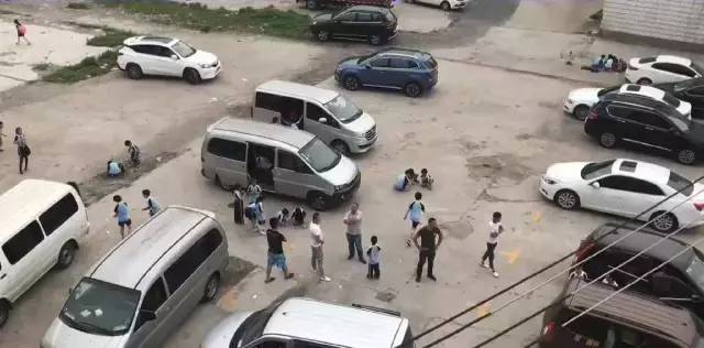 杭州蕭山某地黑校車被曝光！小車塞進(jìn)26個(gè)人，孩子好像疊羅漢