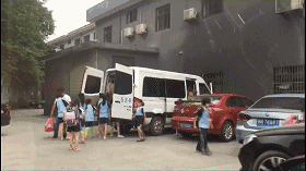杭州蕭山某地黑校車被曝光！小車塞進(jìn)26個(gè)人，孩子好像疊羅漢
