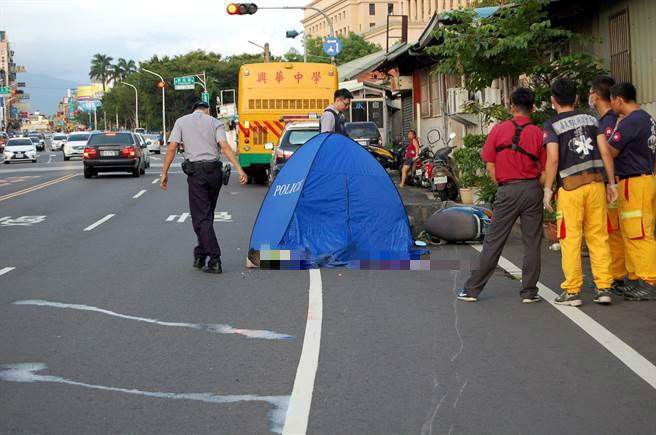 臺灣一校車與機車相撞 機車男被卷入車下輾過當場死亡