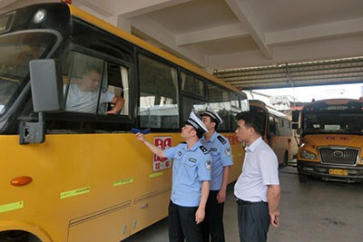 為學生系牢出行“安全帶”.jpg