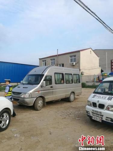 河北一核載17人套牌“校車”塞42名幼童 涉案司機被拘