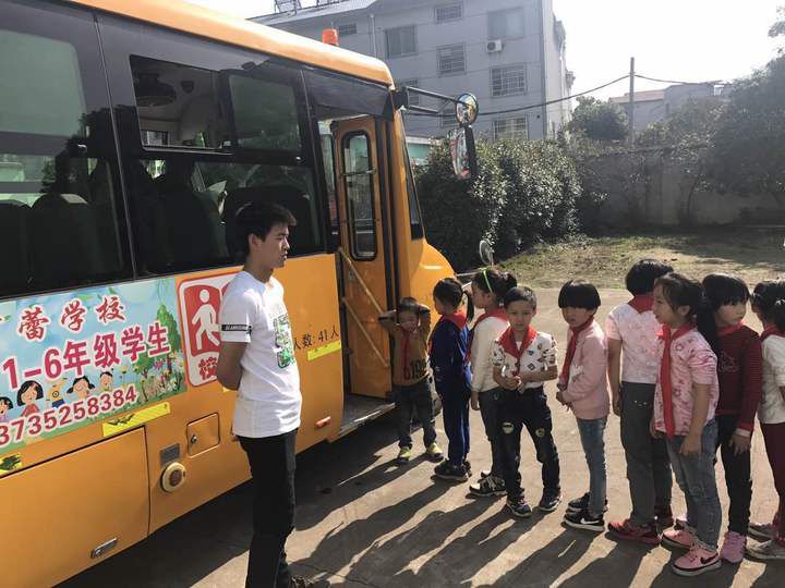 新昌育蕾學校校車上響起歡樂歌聲