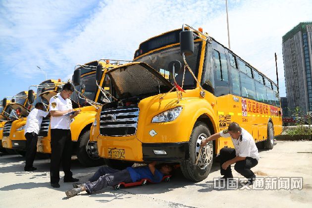 《校車安全運(yùn)營條例》施行五載，專業(yè)校車運(yùn)營探索中艱難向前