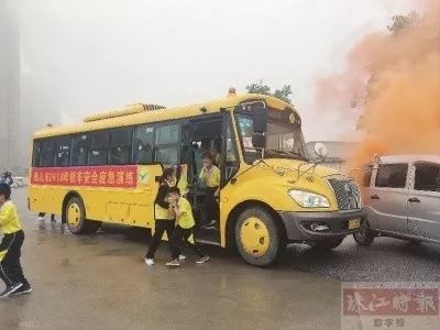 佛山開展校車應急救援演練，看看孩子如何“逃生”！