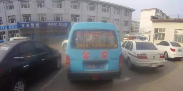 黑校車超員100%，車內座椅全被拆