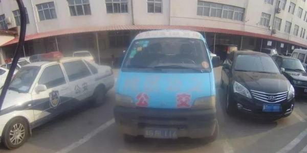 黑校車超員100%，車內座椅全被拆
