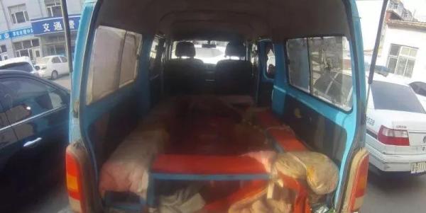 黑校車超員100%，車內座椅全被拆