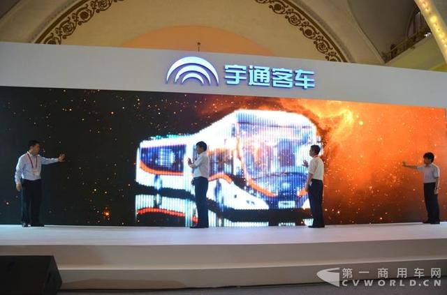 智能化與高端化產(chǎn)品亮相 宇通打響道路運輸?shù)谝粯? border=