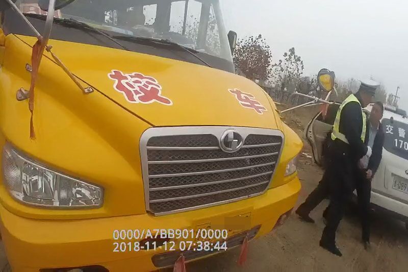 吃驚！校車司機(jī)醉酒駕駛 拉著一車孩子去上學(xué)