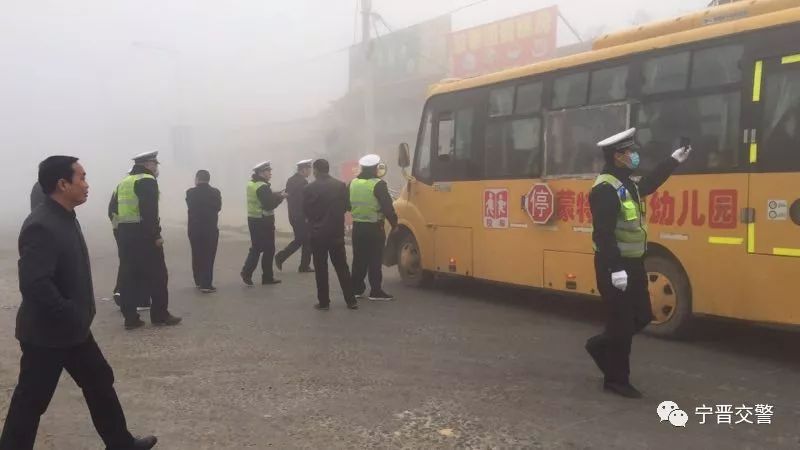 寧晉交警嚴查客車、校車等重點車輛 凈化道路交通環境