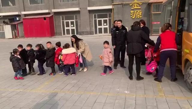 校車安全豈容兒戲，任丘交警查獲一起無資質駕駛校車且超員7人