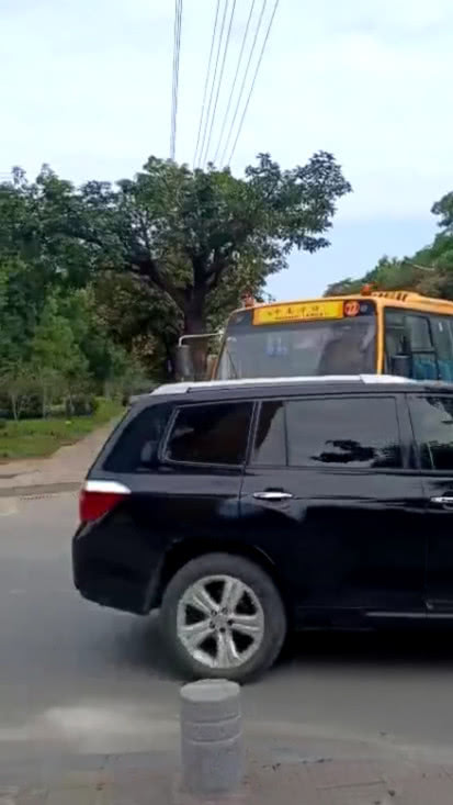 下班遇到校車，看到校車中一學(xué)生的操作，笑出豬叫