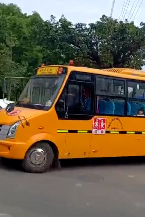 下班遇到校車，看到校車中一學(xué)生的操作，笑出豬叫