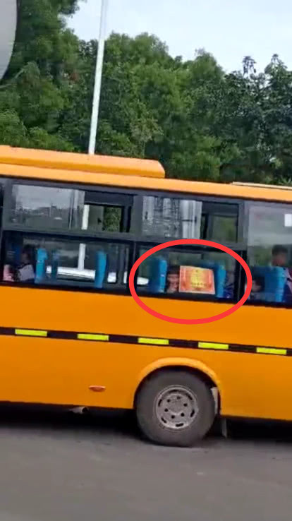 下班遇到校車，看到校車中一學(xué)生的操作，笑出豬叫