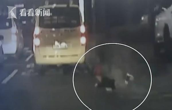 5歲女孩下校車時被門夾住 司機沒注意繼續拖行