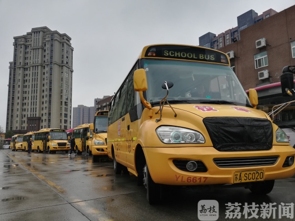 開學在即，南京公交部門對校車進行安檢