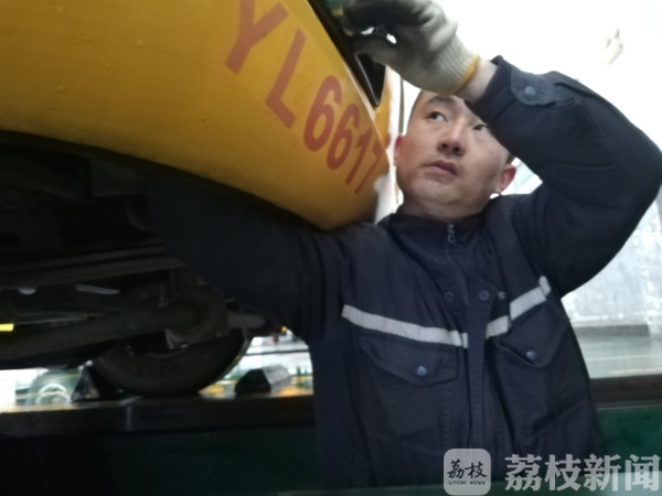 開學在即，南京公交部門對校車進行安檢