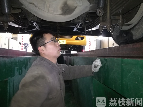 開學在即，南京公交部門對校車進行安檢