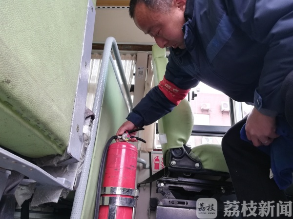 開學在即，南京公交部門對校車進行安檢