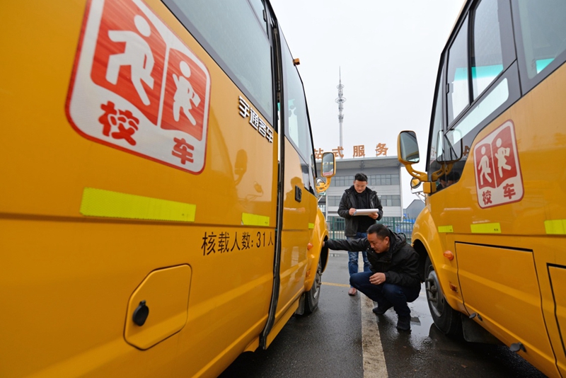 江蘇省：各地校車“體檢”迎開學(xué)