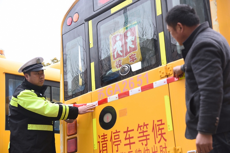 江蘇省：各地校車“體檢”迎開學(xué)