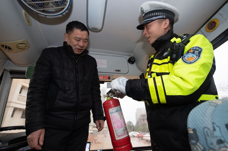 江蘇省：各地校車“體檢”迎開學(xué)