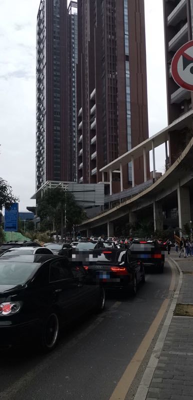 開學首日校車缺崗，深圳一學校門口學生淋雨，官方回應很愧疚