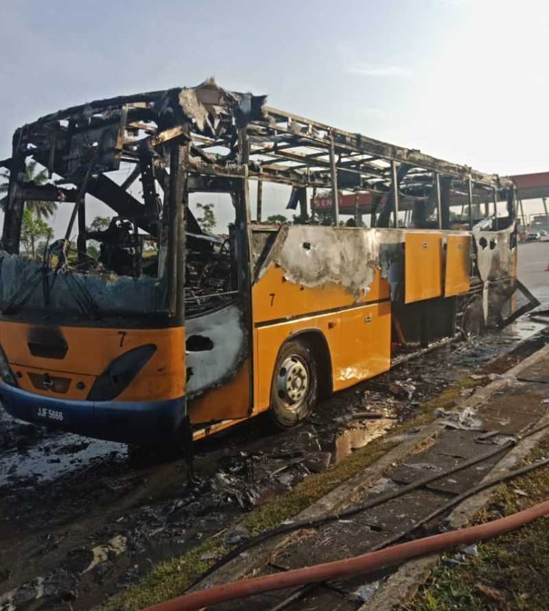 馬來(lái)西亞：校車(chē)行駛途中突著火，38學(xué)生及司機(jī)逃出生天