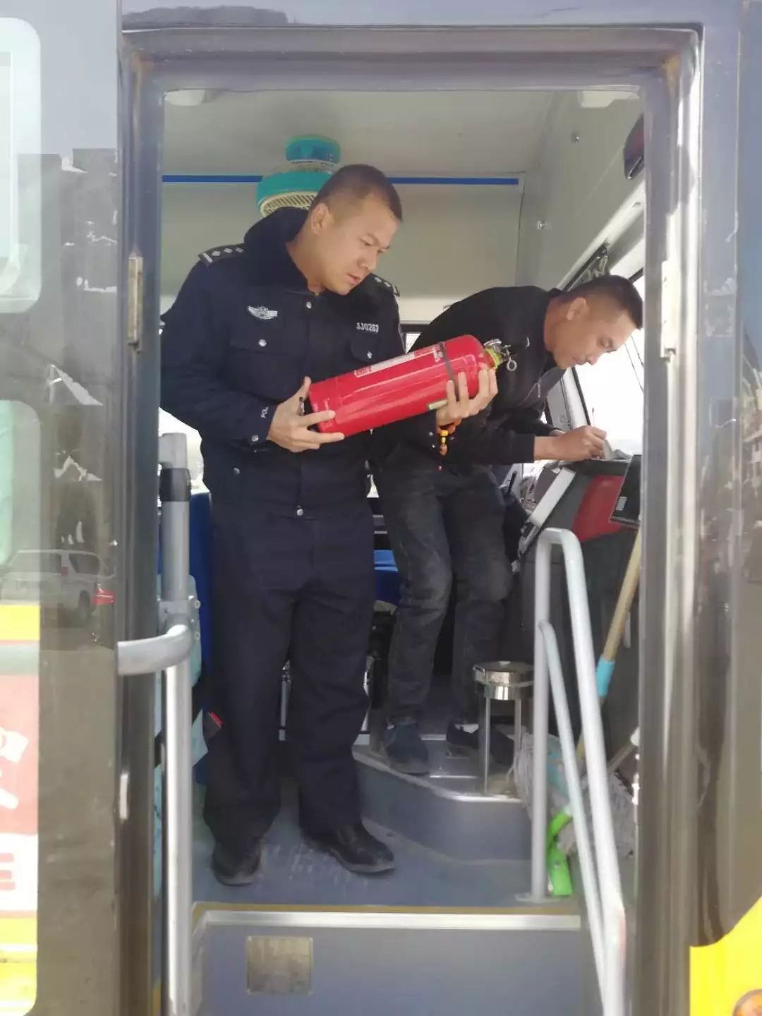 安暢行動(dòng)|一大隊(duì)多措并舉加大校園校車(chē)交通安全管理