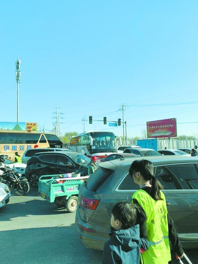 校車(chē)遇阻學(xué)生穿行車(chē)流間