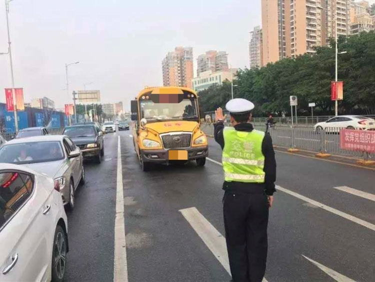 深圳一輛幼兒園校車超載被交警截停，超員的4個娃由警車送到學(xué)校