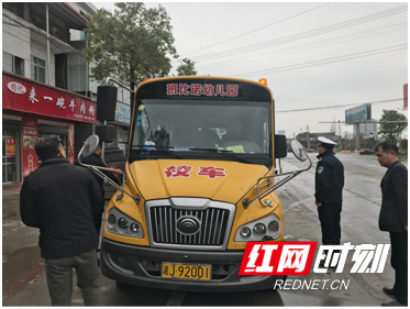 安鄉(xiāng)縣多部門聯(lián)動(dòng)開(kāi)展城區(qū)校車專項(xiàng)整治行動(dòng)