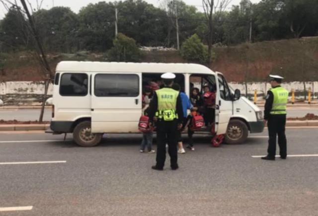 家長也知情？幼兒園“黑校車”，核載6人瘋狂塞下41人