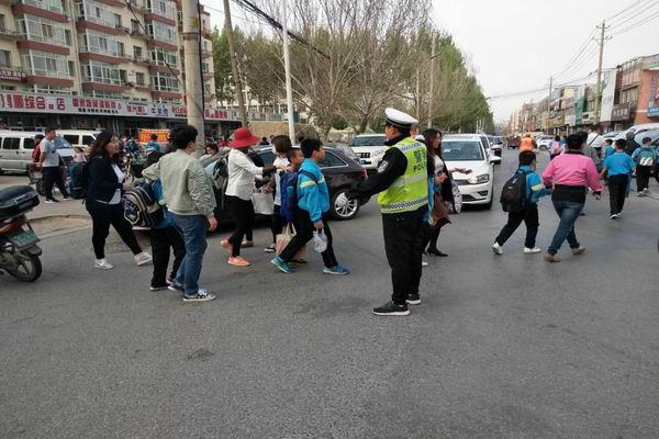 四平市公安局交管支隊采取多項措施強化“護校崗”建設確保全市中小學生出行安全