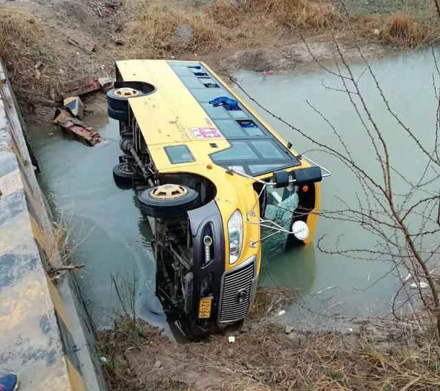 直播德州：樂陵一校車側翻入河，官方發布情況通報