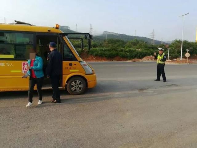 明明是幼兒園校車，怎么車里還有蹭車的老鄉？