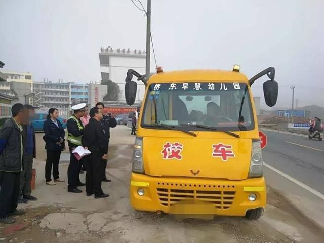 明明是幼兒園校車，怎么車里還有蹭車的老鄉？