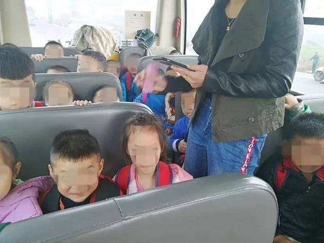 明明是幼兒園校車，怎么車里還有蹭車的老鄉？