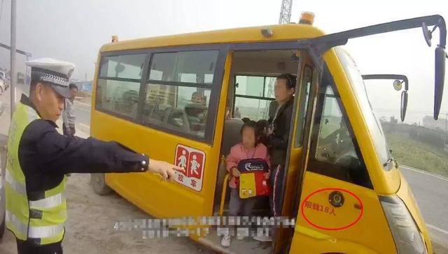 明明是幼兒園校車，怎么車里還有蹭車的老鄉？