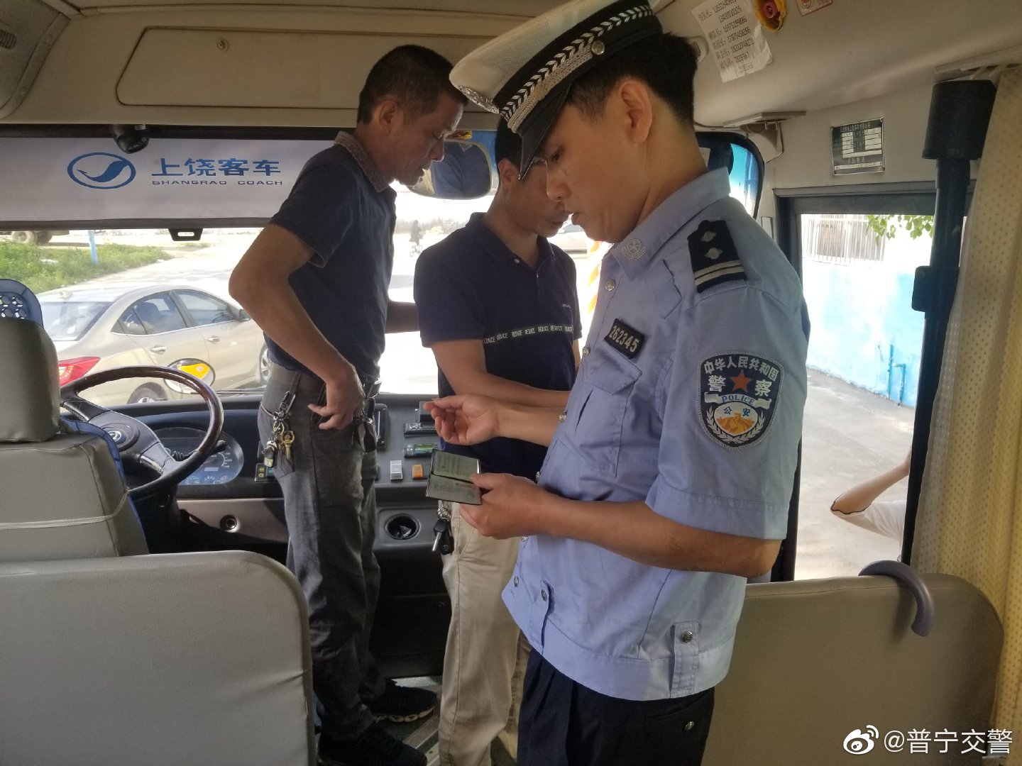 普寧交警聯(lián)合多部門走進(jìn)幼兒園排查校車除隱患