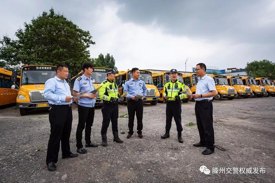 滕州31輛校車領到“校車”標牌持證上崗
