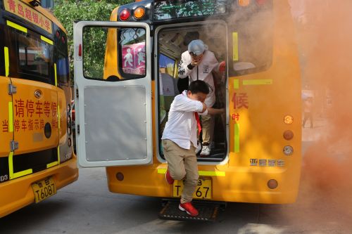 普及應(yīng)急自救知識(shí) 交運(yùn)校車進(jìn)校園開展逃生演練